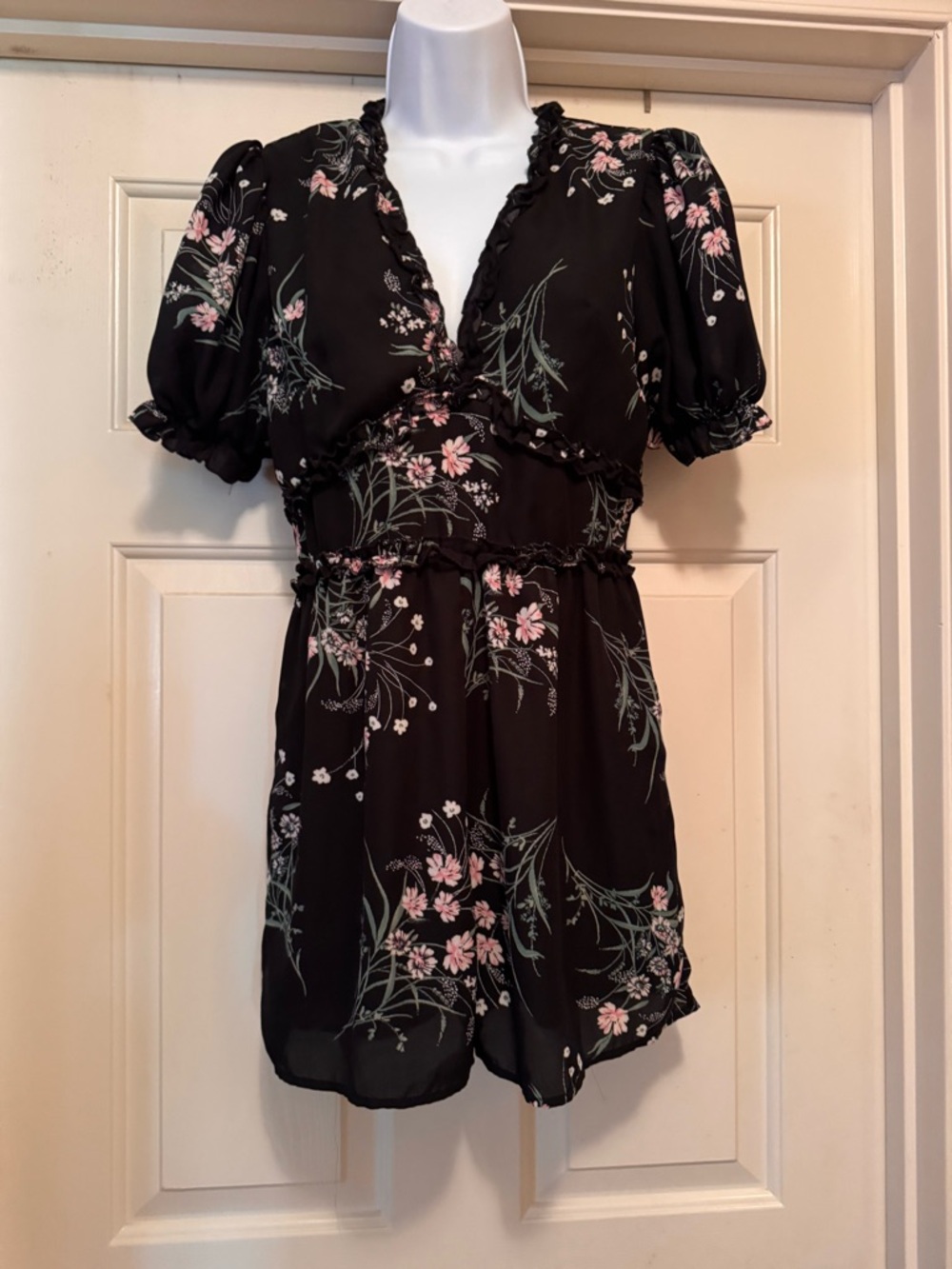 mi ami sold at Francesca’s Black Floral V-Neck Romper - sz small - Picture 2 of 9